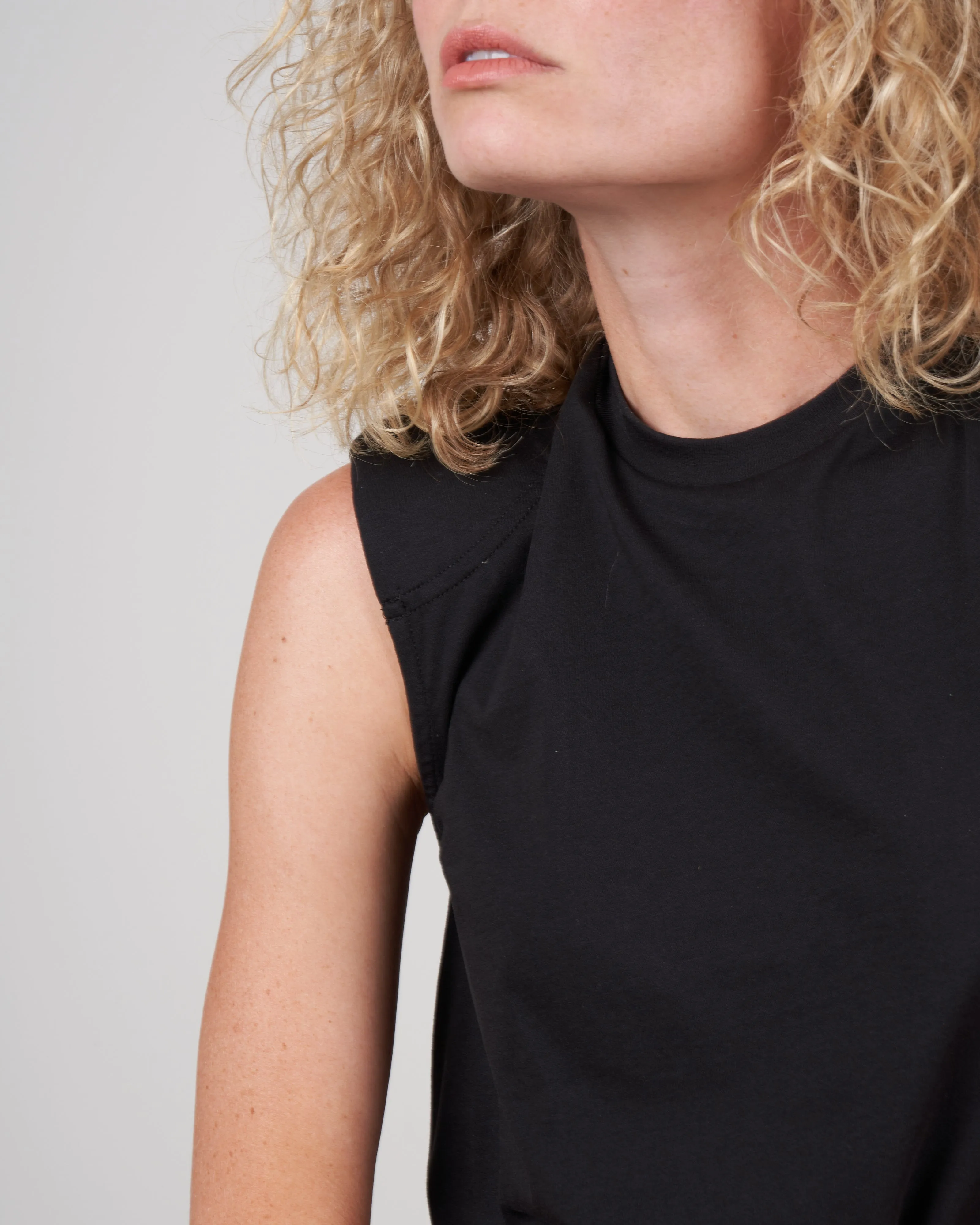 padded shoulder sleeveless top - black