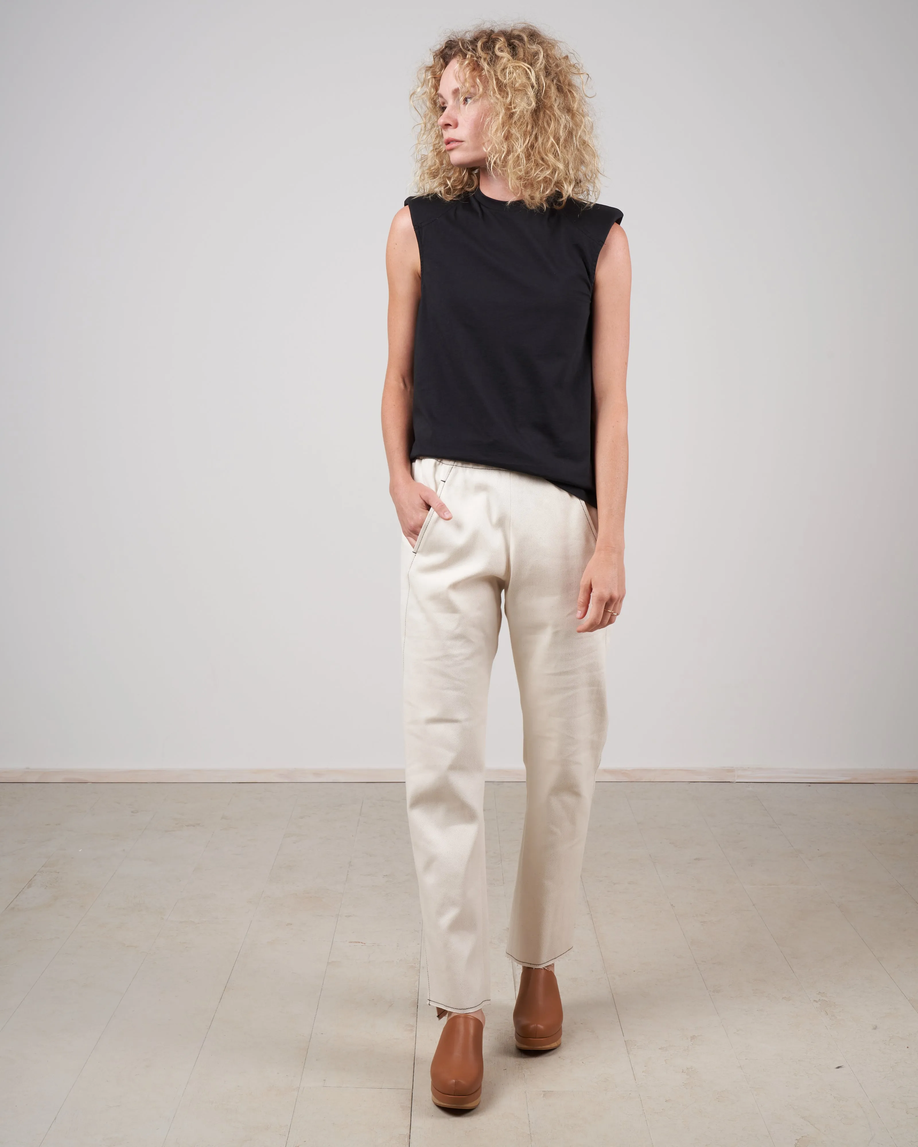 padded shoulder sleeveless top - black