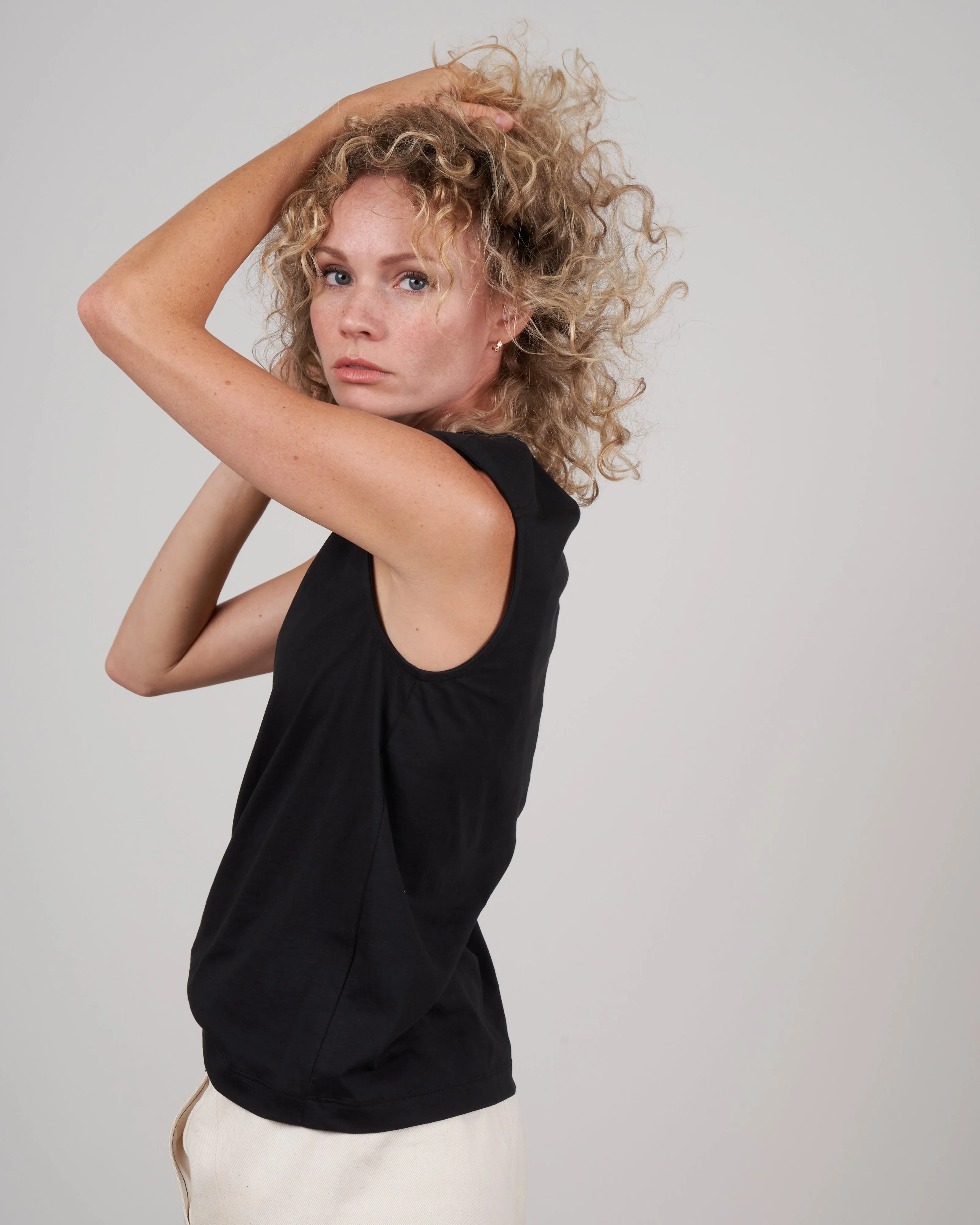 padded shoulder sleeveless top - black
