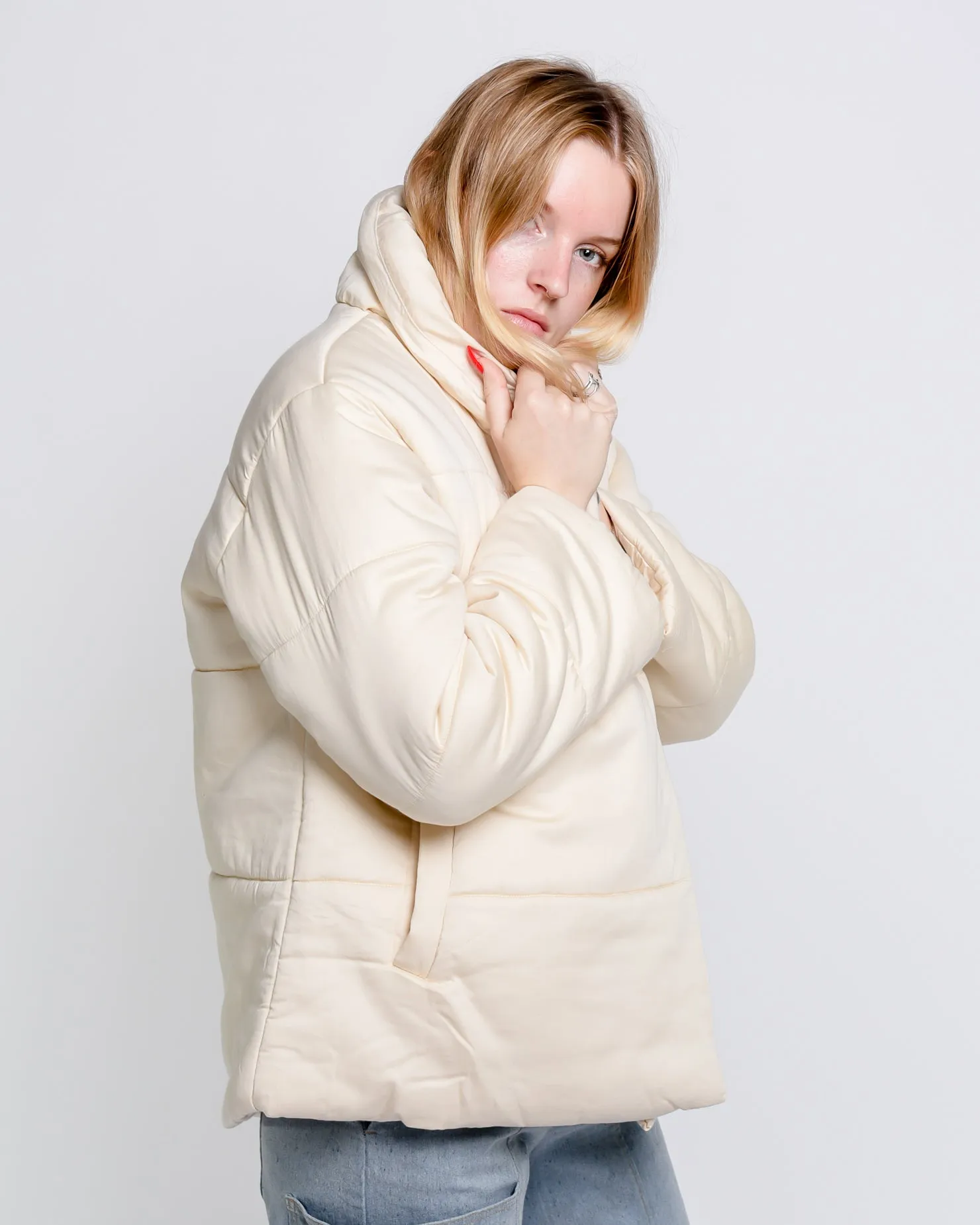 Short cotton puffer jacket in pearl