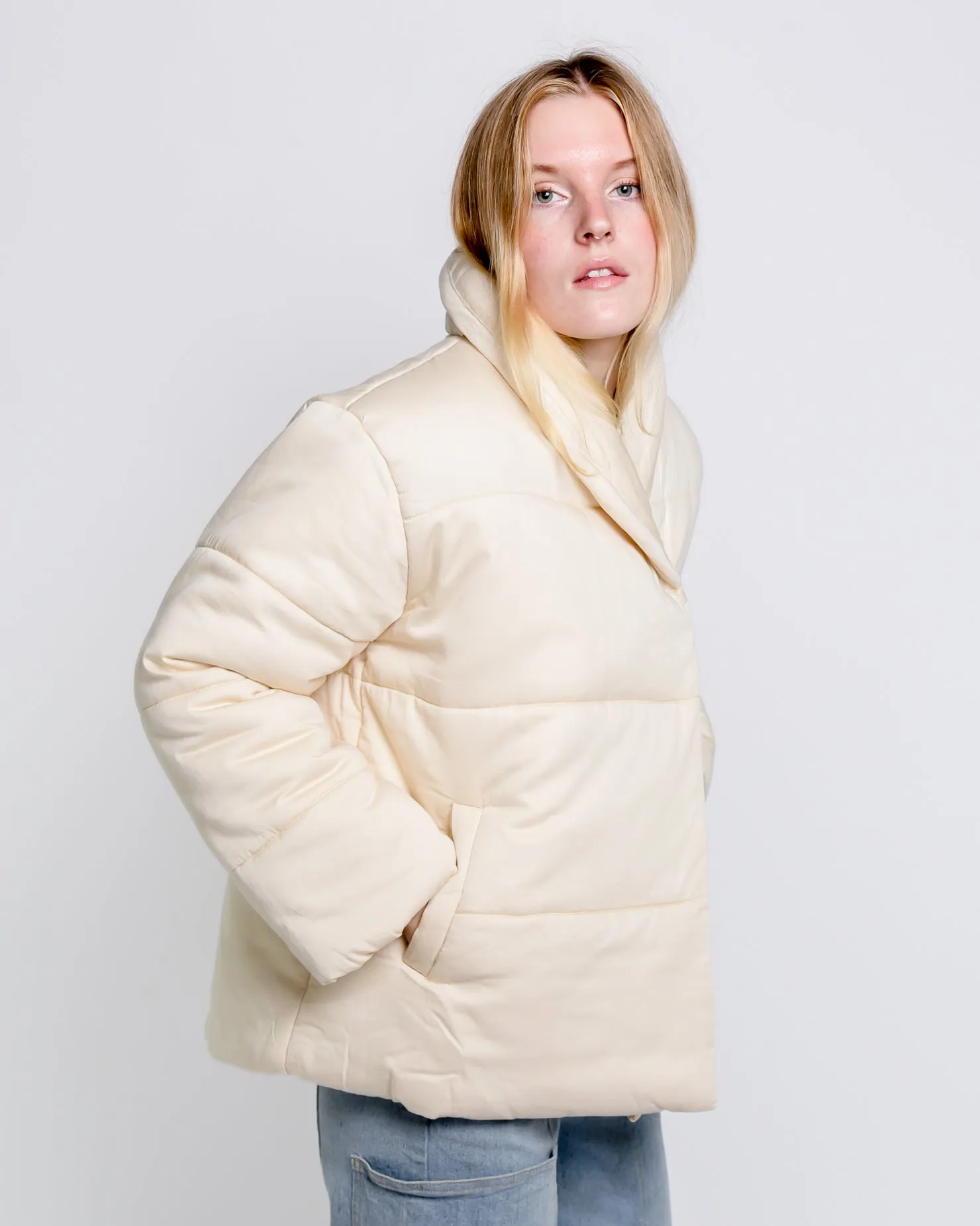 Short cotton puffer jacket in pearl