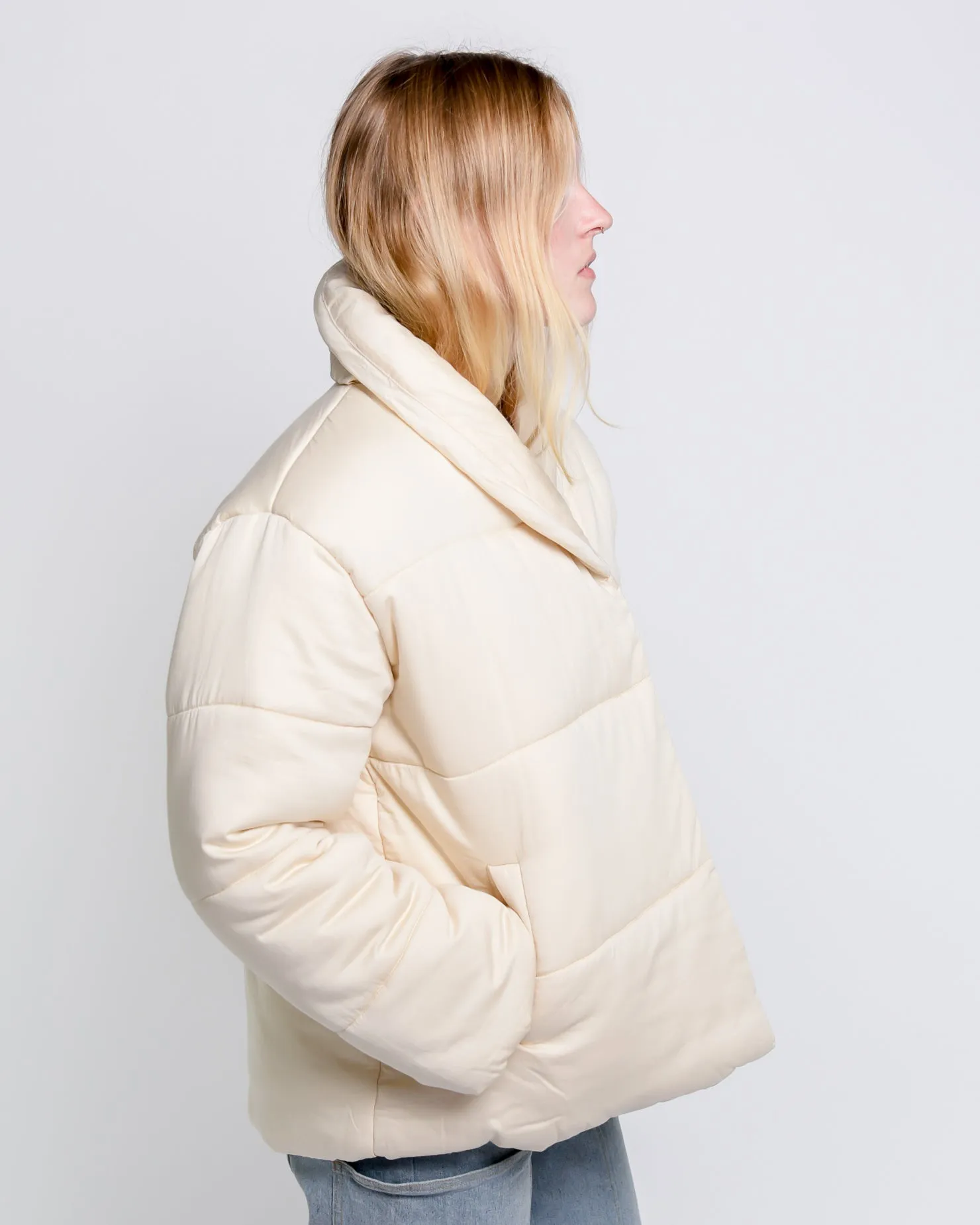 Short cotton puffer jacket in pearl