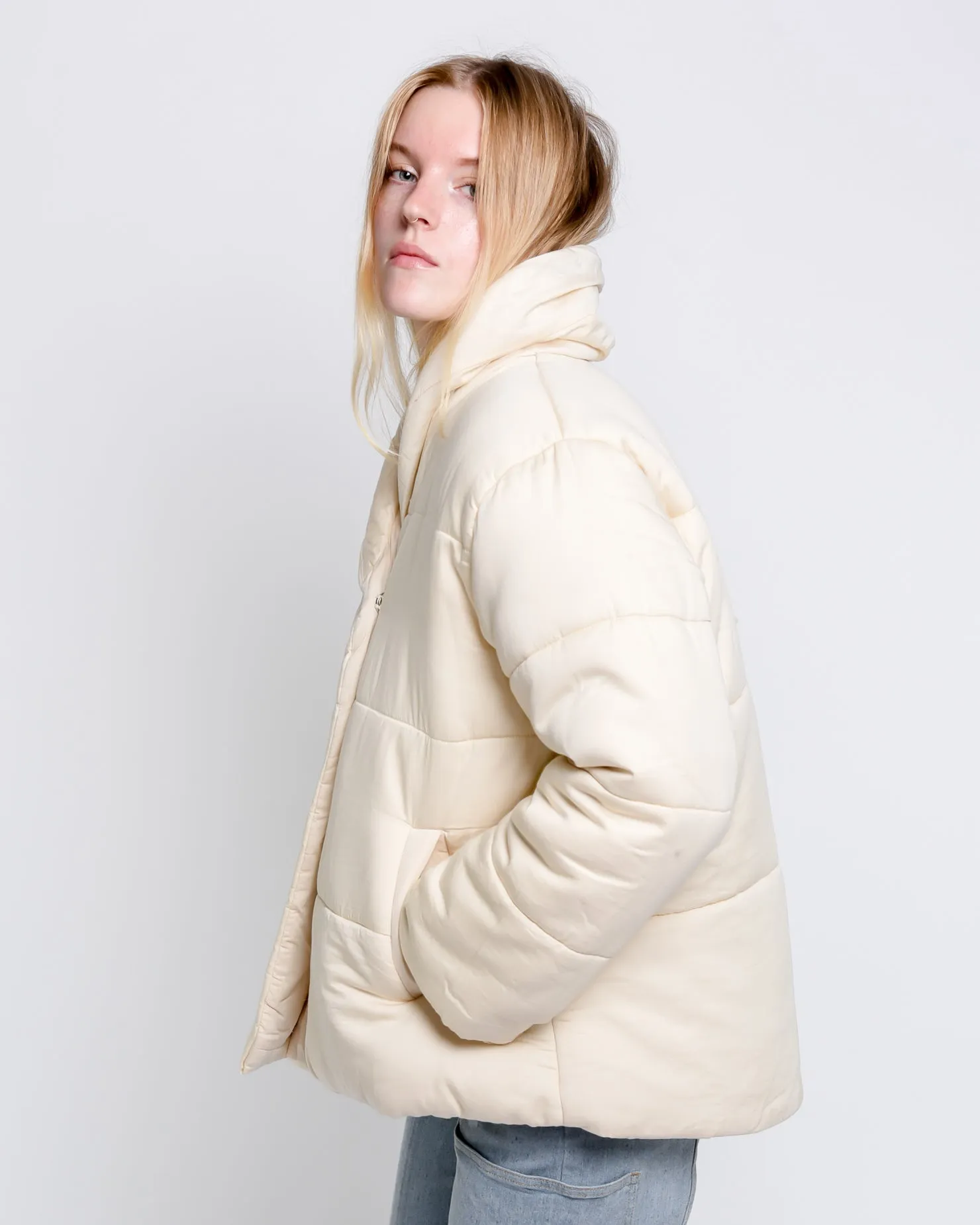 Short cotton puffer jacket in pearl