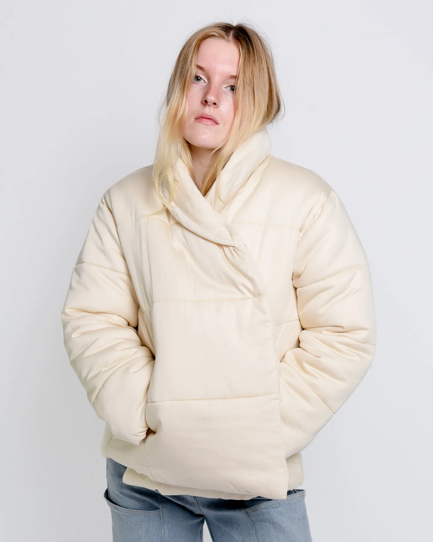 Short cotton puffer jacket in pearl