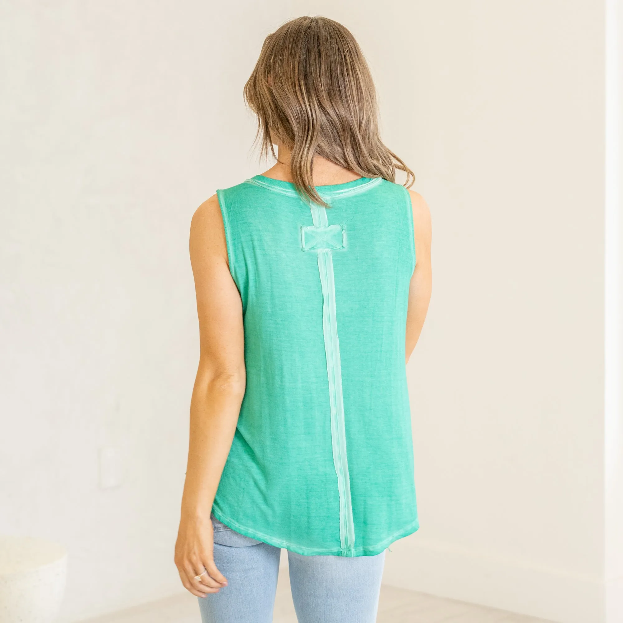 Sleeveless v-neck hi-low hem top