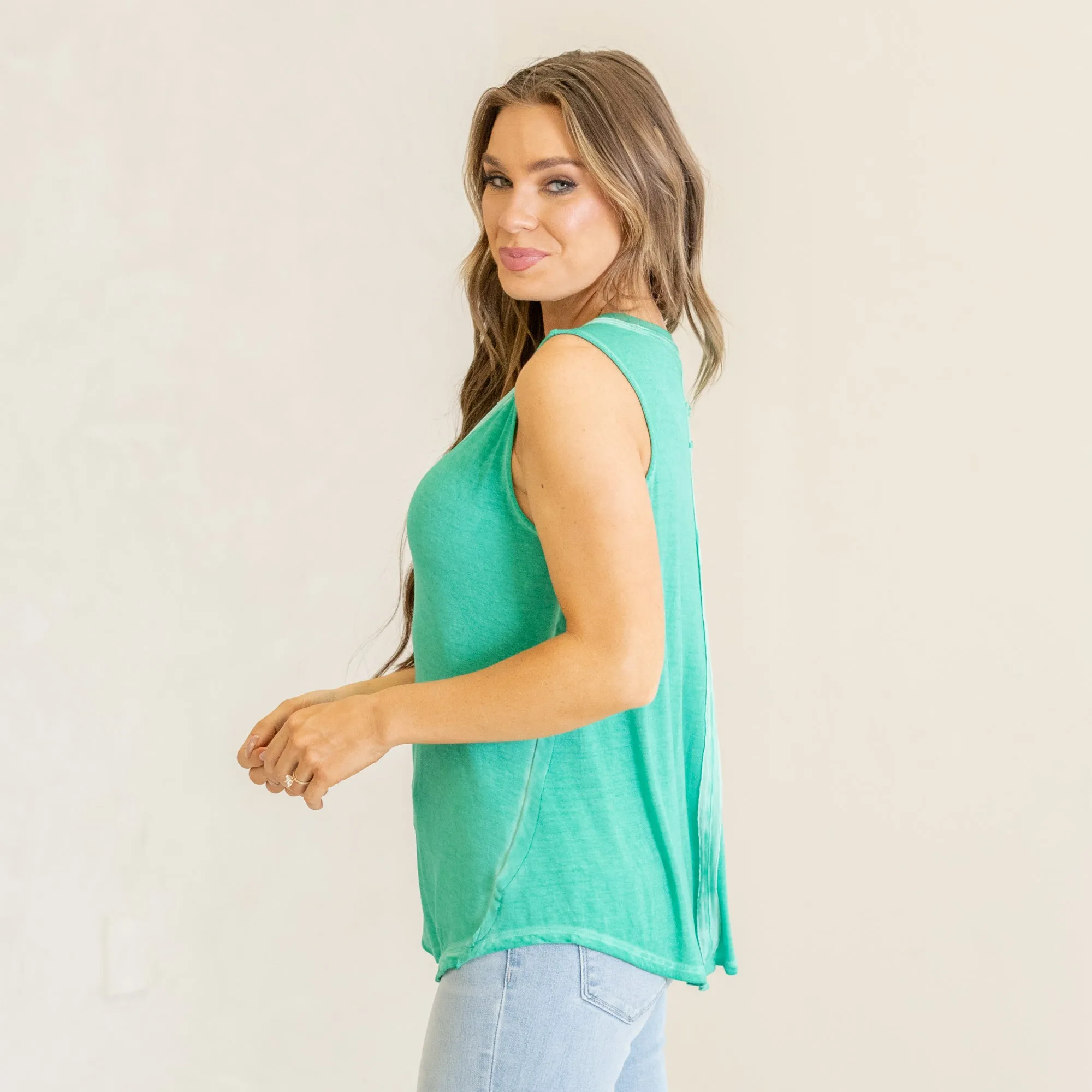 Sleeveless v-neck hi-low hem top