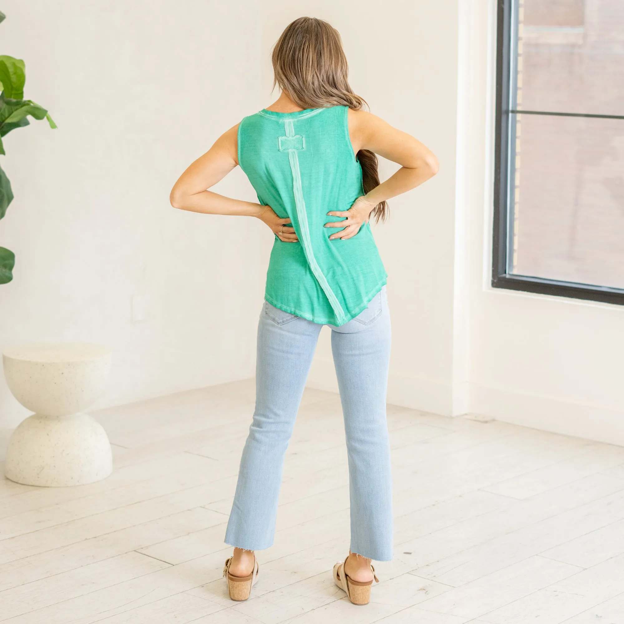 Sleeveless v-neck hi-low hem top