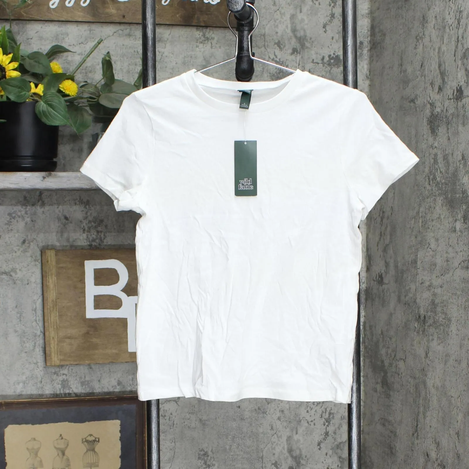 Wild Fable Women's Short Sleeve T-Shirt 78591021 White S